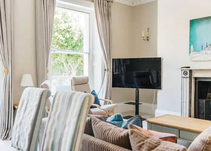 Luxury, Central, Sun-Filled 3 Bed Haven In Bath