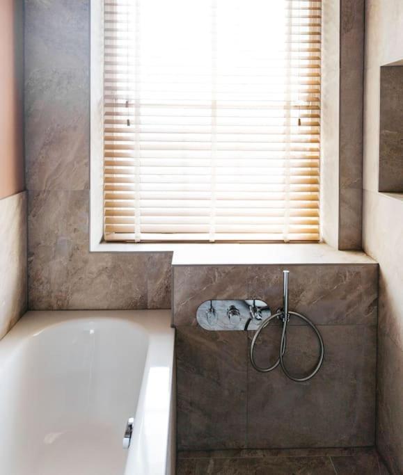 Appartement Luxury, Central, Sun-filled 3 Bed Haven In *